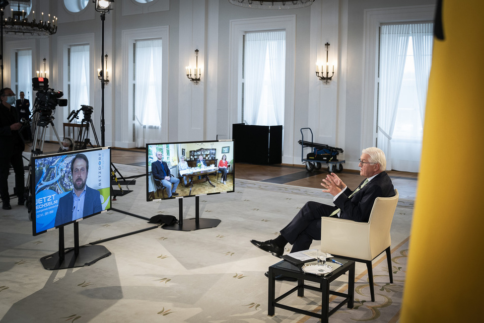 Bundespräsident Frank-Walter Steinmeier während einer Videoschalte mit je drei Bürgerinnen und Bürgern aus den Digitalen Dörfern Betzdorf (Rheinland-Pfalz) und Ovenhausen (NRW) am bundesweiten Digitaltag.